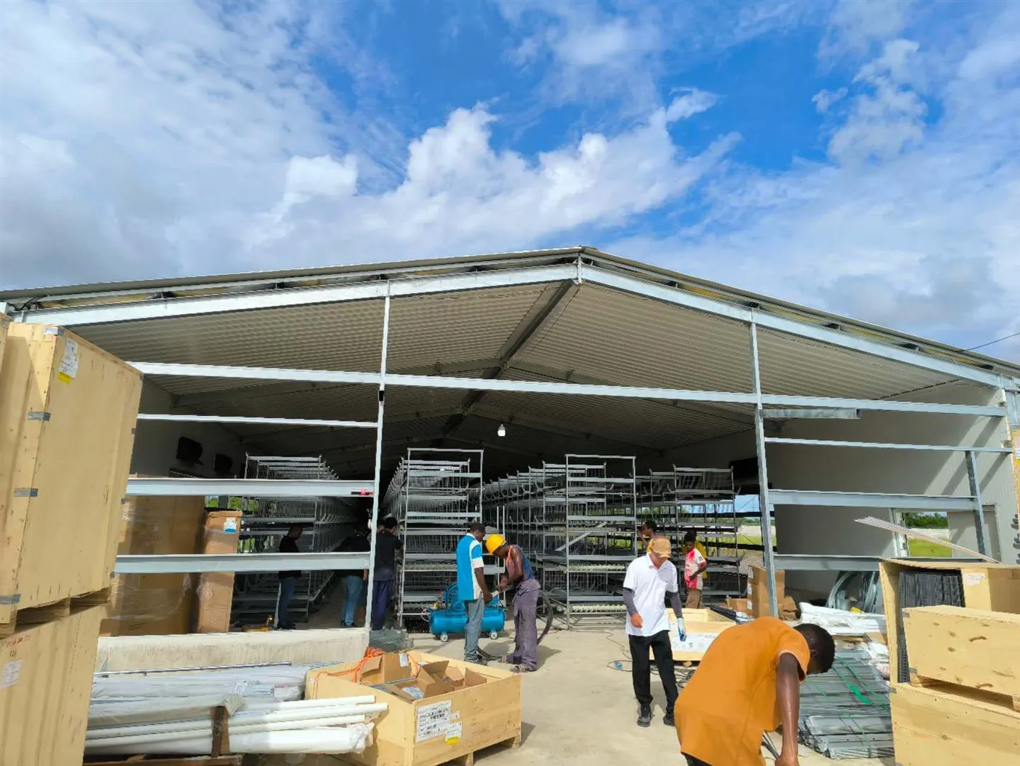 Case prefabbricate per pollame da carne Struttura in acciaio Attrezzatura per l'allevamento di polli completamente automatizzata