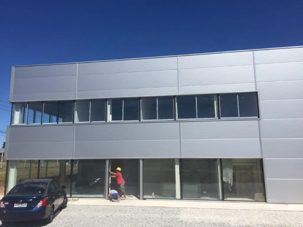 Q355 Q235 Costruzione prefabbricata in acciaio con struttura leggera per garage in metallo